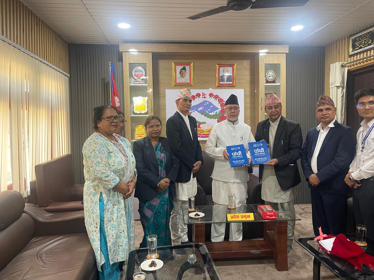 माननीय प्रदेश प्रमुखज्यू समक्ष आयोगका अध्यक्षज्यू पाँचौं वार्षिक प्रतिवेदन पेश गरिरहनु भएको तस्वीर